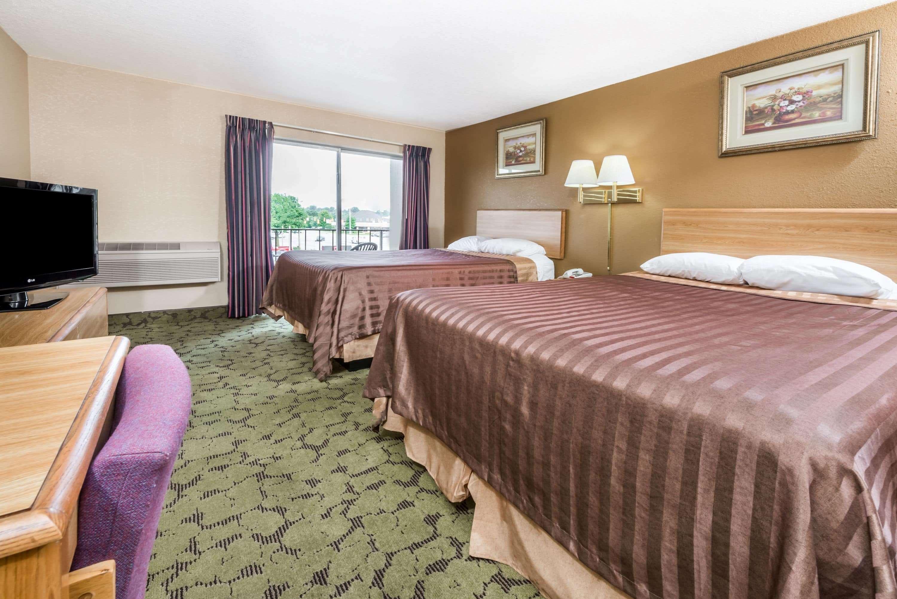 ทราเวลลอดจ์ บาย วินด์แฮม บลูมมิงตัน Hotel ภายนอก รูปภาพ