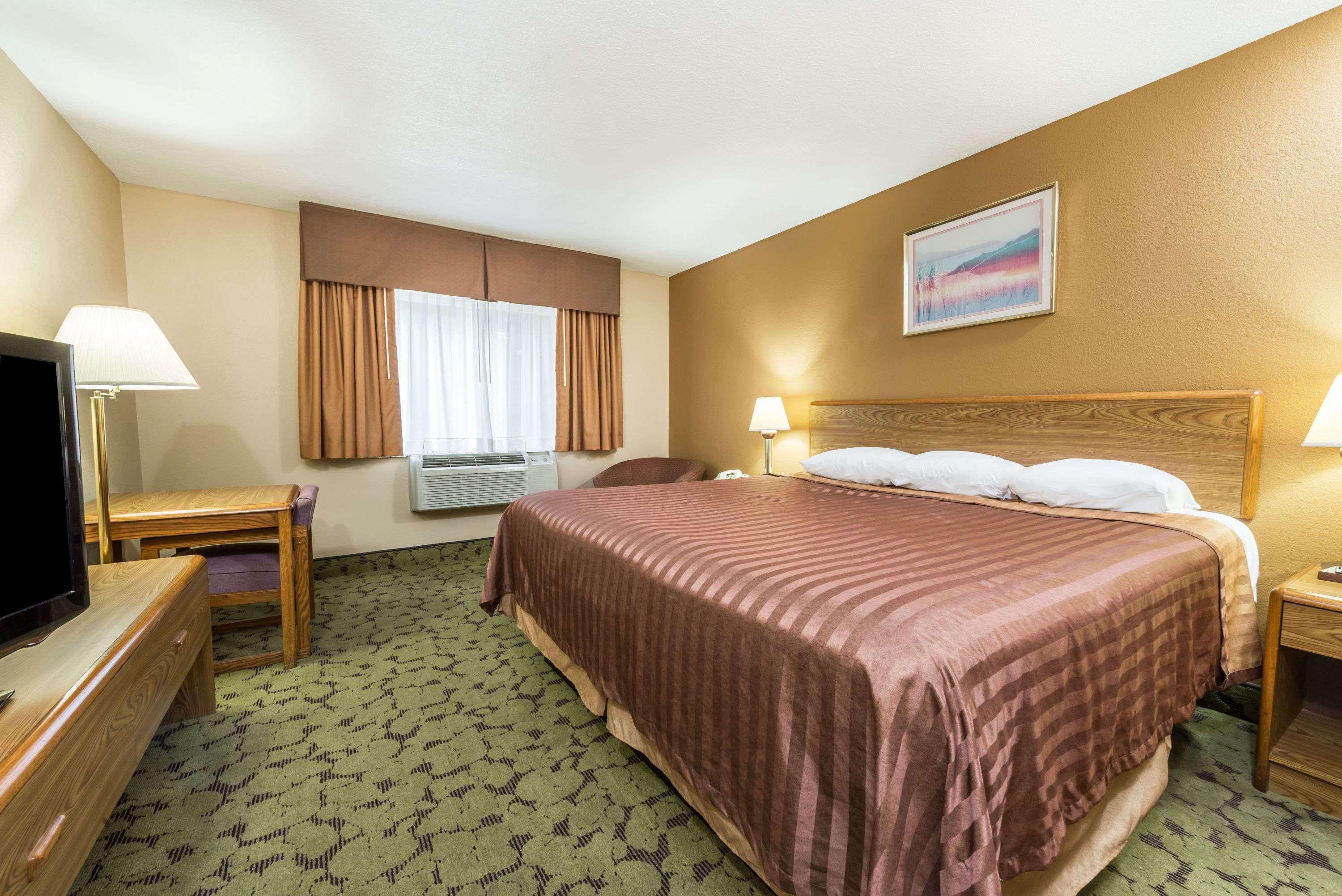 ทราเวลลอดจ์ บาย วินด์แฮม บลูมมิงตัน Hotel ภายนอก รูปภาพ