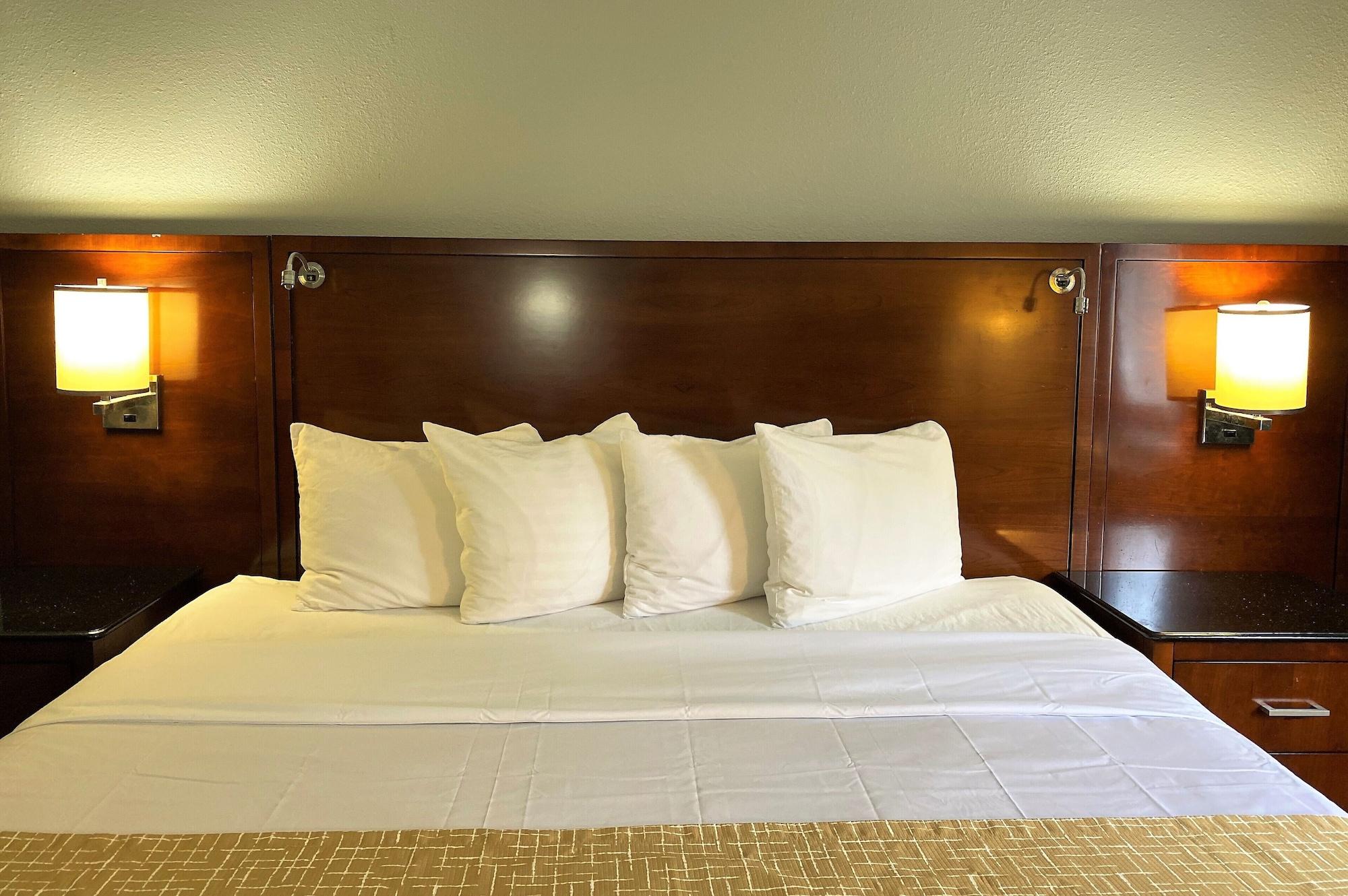 ทราเวลลอดจ์ บาย วินด์แฮม บลูมมิงตัน Hotel ภายนอก รูปภาพ