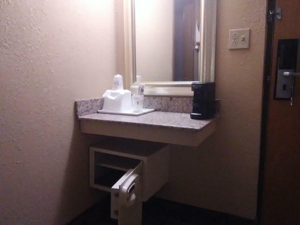 ทราเวลลอดจ์ บาย วินด์แฮม บลูมมิงตัน Hotel ภายนอก รูปภาพ